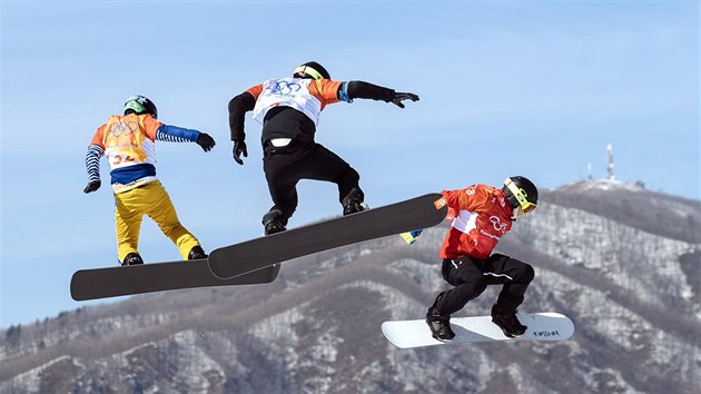 Český snowboardcrossař Jan Kubičík (druhý zleva) při olympijské eliminační jízdě v jihokorejském Pchjongčchangu. (15. února 2018)