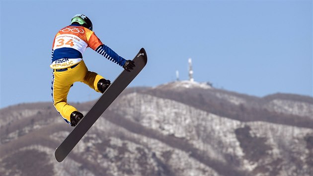 esk snowboardcrossa Jan Kubik pi olympijsk kvalifikan jzd v jihokorejskm Pchjongchangu. (15. nora 2018)