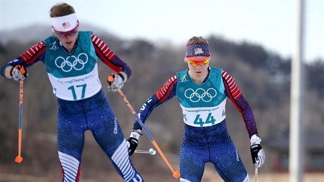 Americk bkyn Elizabeth Stephenov a Sadie Bjornsenov v olympijskm zvodu na 10 km volnou technikou. (15. nora 2018)