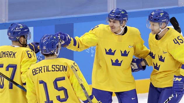 vdsk hokejista Par Lindholm (druh zprava) oslavuje vstelenou branku v prvn tetin olympijskho utkn s Norskem. (15. nora 2018)