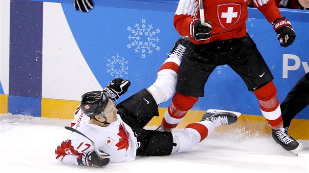 Kanaan Rene Bourque v souboji se vcarem Simonem Moserem. (15. nora 2018)