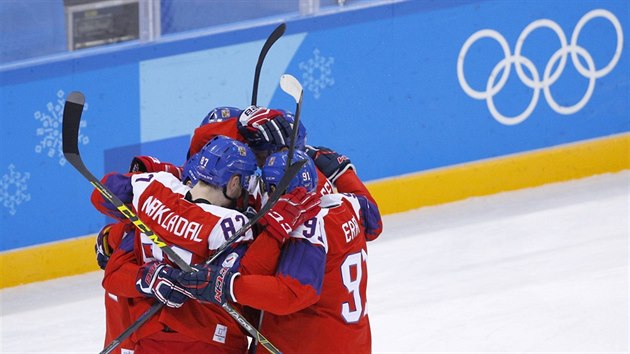 et hokejist oslavuj branku Jana Kove v olympijskm utkn proti Koreji. (15. nora 2018)