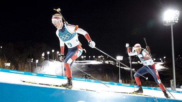 ZLATO. Norsk biatlonista Johannes Thignes B (vlevo) zvtzil ve vytrvalostnm zvodu na 20 kilometr v jihokorejskm Pchjongchangu. (15. nora 2018)