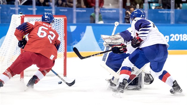 VEDEME. Michal Řepík střílí druhou branku v olympijském utkání proti Koreji. (15. února 2018)