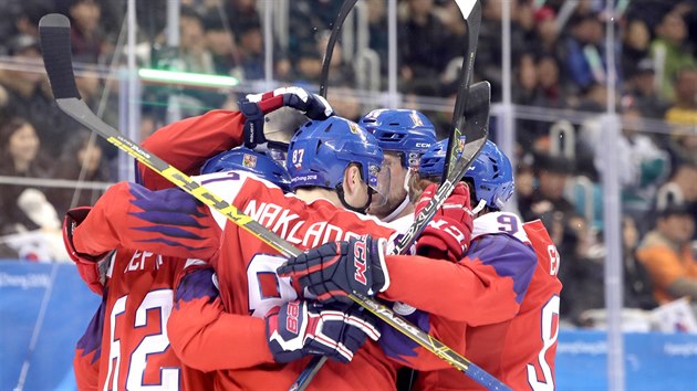 SROVNNO. et hokejist oslavuj branku Jana Kove v olympijskm utkn...