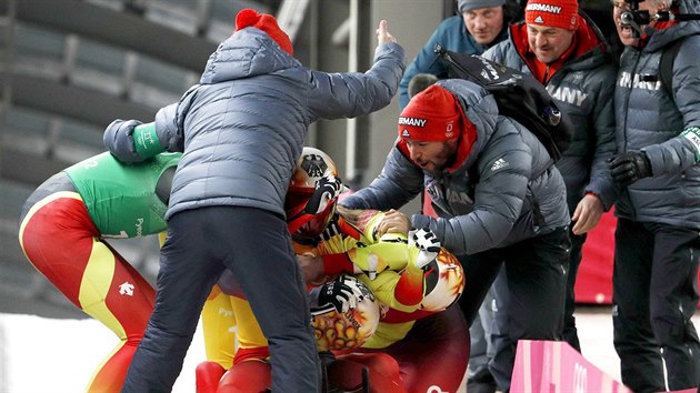 Nmet skai se raduj z olympijskho vtzstv v zvodu drustev. (15....