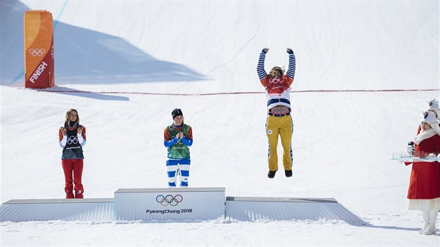JEŠTĚ BEZ MEDAILÍ. Eva Samková (vpravo) získala ve snowboardcrossu na hrách v Pchjongčchangu bronz. Uprostřed Italka Moioliová, vlevo Francouzka Pereiraová de Sousaová Mabileauaová.