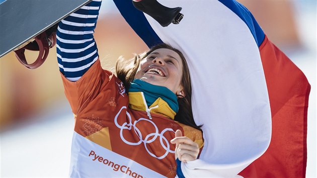 TET. Eva Samkov slav s eskou vlajkou bronzovou olympijskou medaili ze...