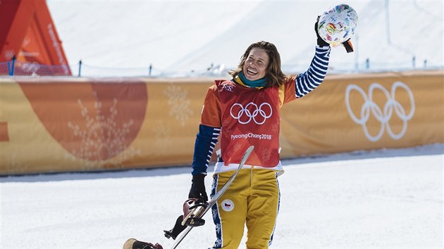 TET. Eva Samkov slav s eskou vlajkou bronzovou olympijskou medaili ze snowboardcrossu. (16. nora 2018)