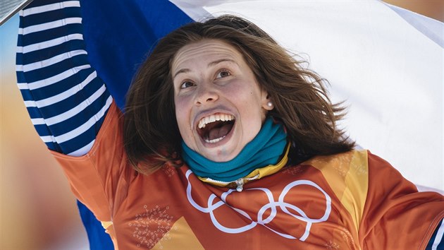 TET. Eva Samkov slav s eskou vlajkou bronzovou olympijskou medaili ze snowboardcrossu. (16. nora 2018)