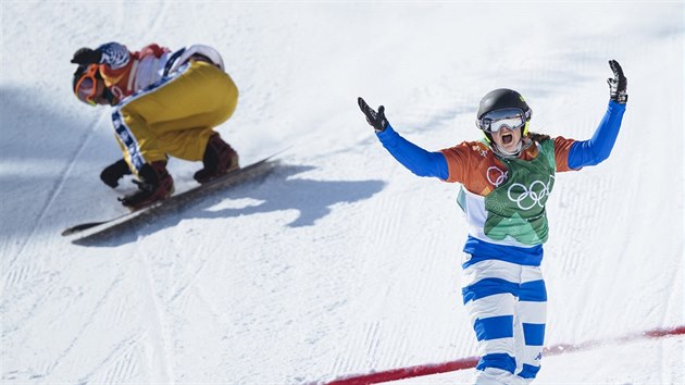 V CÍLI. Italská snowboardcrossařka Michela Moioliová (vpravo) získala olympijské zlato, česká jezdkyně Eva Samková (vlevo) bronz. (16. února 2018)