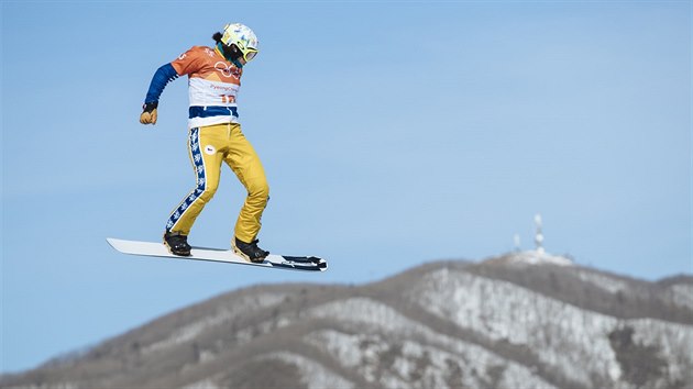 Česká snowboardcrossařka Eva Samková při kvalifikační jízdě na zimních olympijských hrách v jihokorejském Pchjongčchangu. (16. února 2018)