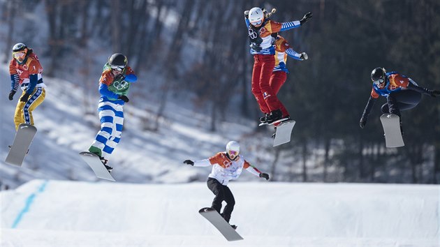 BOJ O MEDAILI. esk snowboardcrossaka Eva Samkov (vlevo) pi finlov jzd na zimnch olympijskch hrch v jihokorejskm Pchjongchangu. (16. nora 2018)