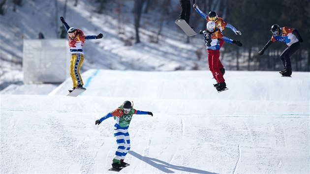 BOJ O MEDAILI. esk snowboardcrossaka Eva Samkov (vlevo) pi finlov jzd na zimnch olympijskch hrch v jihokorejskm Pchjongchangu. (16. nora 2018)