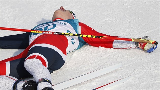 VYERPAN. Stbrn bec Simen Hegstad Krger z Norska v cli olympijskho zvodu na 15 km volnou technikou. (16. nora 2018)