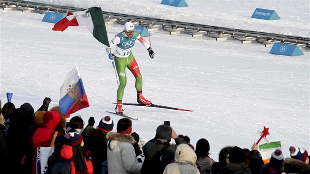 Mexick bec German Madrazo v cli olympijskho zvodu na 15 km volnou technikou. (16. nora 2018)