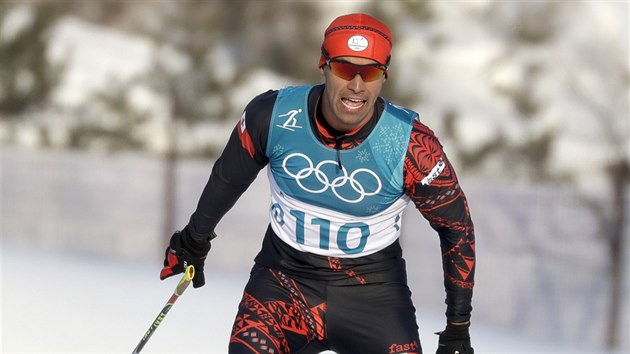 Bec na lych Pita Taufatofua z Tongy v cli olympijskho zvodu na 15 km volnou technikou. (16. nora 2018)