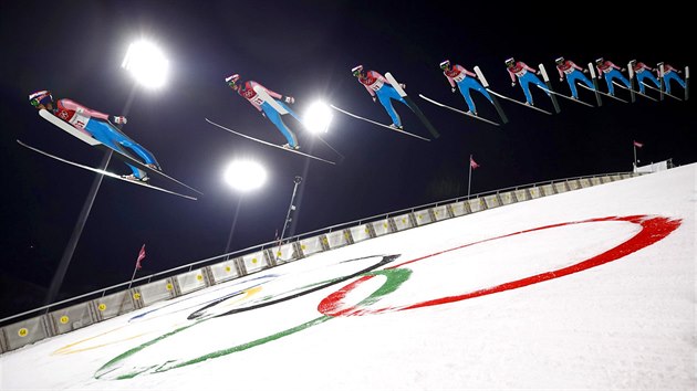 Rozfzovan trninkov pokus eskho skokana estmra Koka na velkm olympijskm mstku. (16. nora 2018)