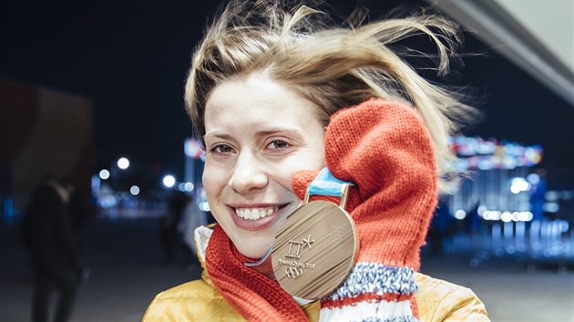 MEDAILE. Snowboardcrossaka Eva Samkov obdrela bronzovou medaili ze zimnch olympijskch her v Pchjongchangu. (16. nora 2018)