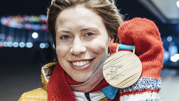 MEDAILE. Snowboardcrossařka Eva Samková obdržela bronzovou medaili ze zimních olympijských her v Pchjongčchangu. (16. února 2018)