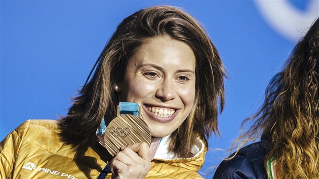 STUPN VTZ. Snowboardcrossaka Eva Samkov pi medailovm ceremonilu na zimnch olympijskch hrch v Pchjongchangu. (16. nora 2018)