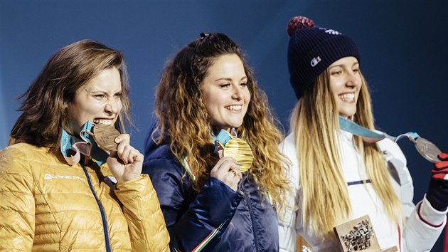 STUPN VTZ. Snowboardcrossaka Eva Samkov pi medailovm ceremonilu na zimnch olympijskch hrch v Pchjongchangu. (16. nora 2018)