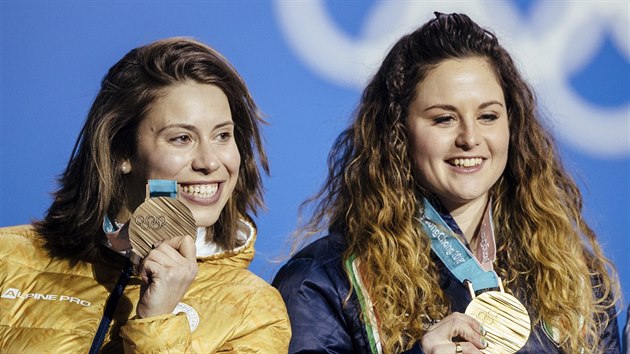 STUPNĚ VÍTĚZŮ. Snowboardcrossařky Eva Samková a Michela Moioliová při medailovém ceremoniálu na zimních olympijských hrách v Pchjongčchangu. (16. února 2018)
