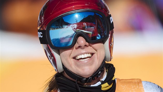 VÍTĚZKA. Česká lyžařka Ester Ledecká v cíli olympijského superobřího slalomu, ve kterém vybojovala senzační zlatou medaili. (17. února 2018)