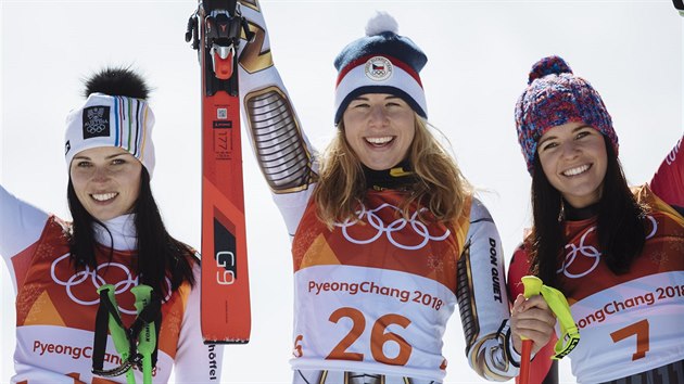 esk lyaka Ester Ledeck (uprosted) na nejvym, zlatm stupnku pro vtzku olympijskho superobho slalomu. Vlevo druh Rakuanka Anna Veithov, vpravo tet Tina Weiratherov z Lichtejntejnska. (17. nora 2018)