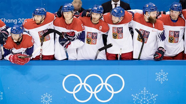 Čeští hokejisté a trenéři sledují nájezdy v olympijském utkání s Kanadou. (17. února 2018)