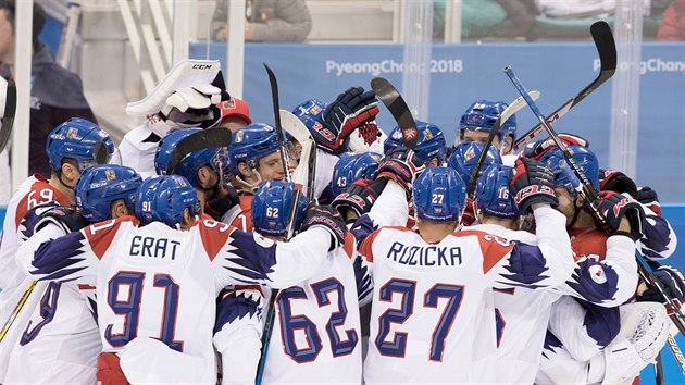 Čeští hokejisté slaví vítězství v olympijském utkání s Kanadou. (17. února 2018)
