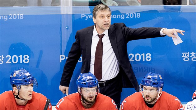 Český kouč Josef Jandač diriguje hokejisty v olympijském utkání proti Kanadě. (17. února 2018)
