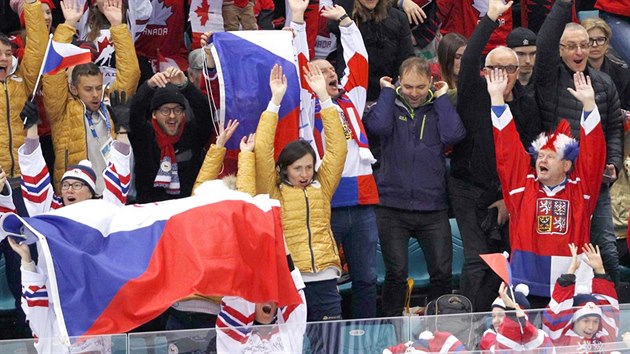 Čeští fanoušci při olympijském hokejovém utkání s Kanadou. (17. února 2018)