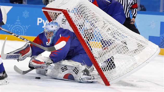 Korejsk� bek se sna�il zastavit dor�en� �v�carsk�ho �to�n�ka tak tvrd�, a� spadla branka na g�lmana Matta Daltona. (17. �nora 2018)