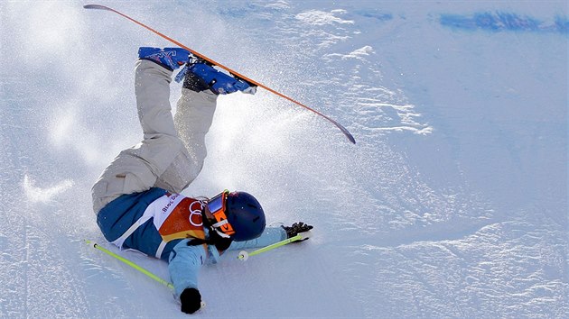 vcarka Sarah Hfflinov ve druh finlov jzd lyaskho slopestylu spadla. (17. nora 2018)