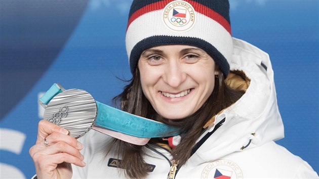 ST��BRO. �esk� rychlobrusla�ka Martina S�bl�kov� vybojovala v olympijsk�m z�vod� na 5000 metr� st��brnou medaili. (17. �nora 2018)