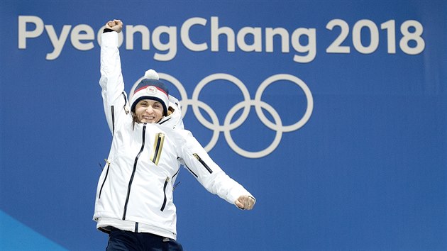 STŘÍBRO. Česká rychlobruslařka Martina Sáblíková vybojovala v olympijském závodě na 5000 metrů stříbrnou medaili. (17. února 2018)