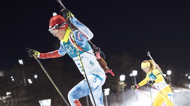 esk biatlonistka Veronika Vtkov v olympijskm zvodu s hromadnm startem na...