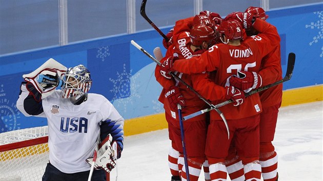 Rusov slav branku Nikolaje Prochorkina v olympijskm utkn proti USA. (17. nora 2018)