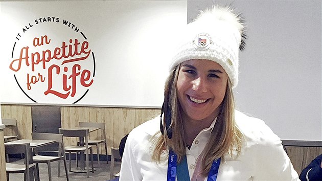 SLAVNOSTNÍ VEČEŘE. Ester Ledecká přišla na večeři do KFC v olympijském Phoenix Snow Parku i se zlatou medailí. (18. února 2018)