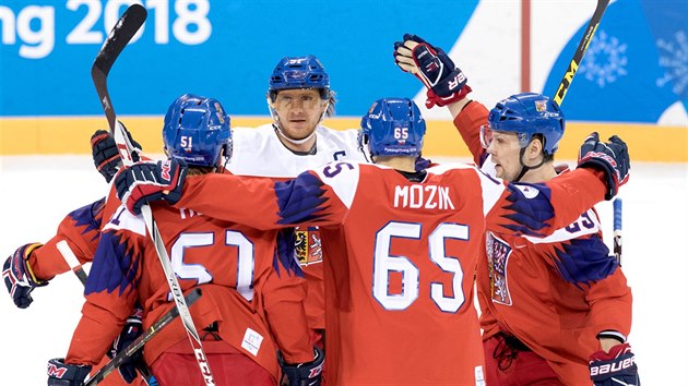 GÓL. Čeští hokejisté slaví branku Michala Řepíka v olympijském utkání se Švýcarskem. (18. února 2018)