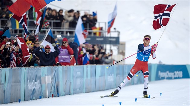 ZLATO. Pro olympijsk vtzstv ze tafetovho zvodu na 4 x 10 km dosprintoval norsk bec Johannes Hsflot Klaebo . (18. nora 2018)