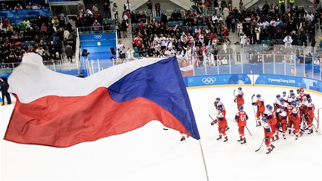 et hokejist se raduj po vtznm olympijskm utkn nad vcarskem. (18. nora 2018)