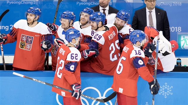 Čeští hokejisté se radují po čtvrté brance v olympijském utkání se Švýcarskem. (18. února 2018)