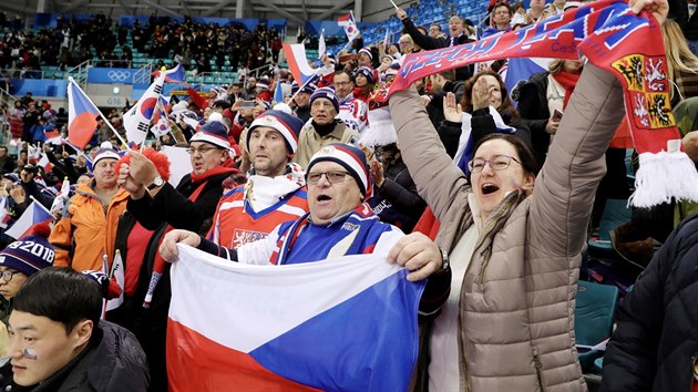Čeští hokejoví fanoušci při olympijském utkání se Švýcarskem. (18. února 2018)