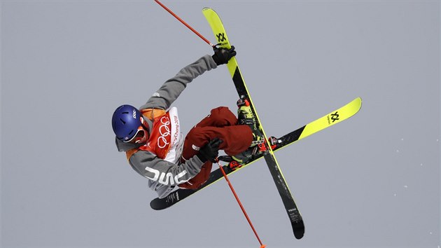 Amerian Nick Goepper vybojoval v olympijskm zvodu ve slopestylu stbro. (18. nora 2018)