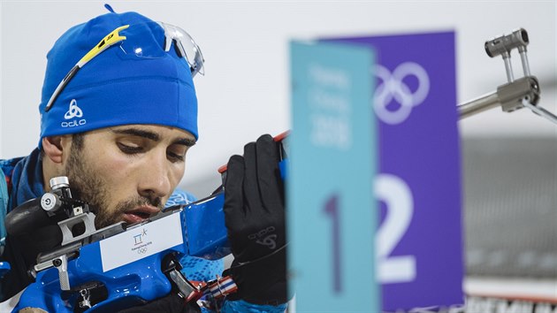 Francouzsk biatlonista Martin Fourcade zvtzil v olympijskm zvodu s hromadnm startem na 15 kilometr. (18. nora 2018)