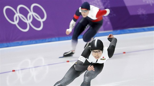 Česká rychlobruslařka Karolína Erbanová (vzadu) v souboji s Japonkou Nao Kodairovou v olympijském závodu na 500 metrů. (18. února 2018)