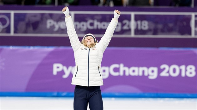 BRONZ. esk rychlobruslaka Karolna Erbanov vybojovala na olympijsk drze na 500 metr bronzovou medaili. Zvtzila Japonka Kodairov ped domc I Sang-hwa. (18. nora 2018)