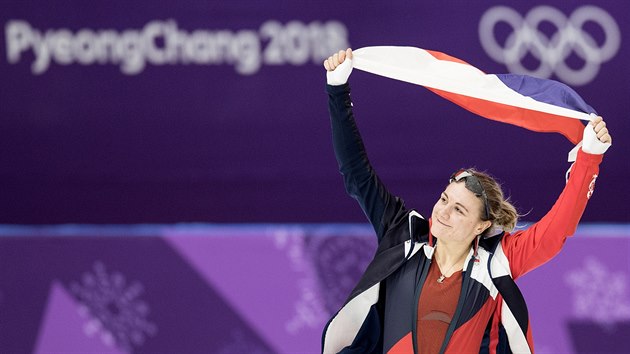 BRONZ. esk rychlobruslaka Karolna Erbanov vybojovala na olympijsk drze na 500 metr bronzovou medaili. Zvtzila Japonka Kodairov ped domc I Sang-hwa. (18. nora 2018)